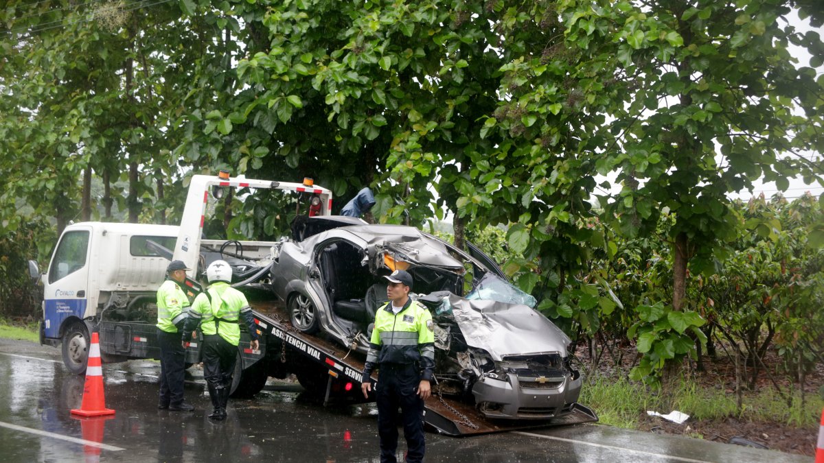 El vehículo Chevrolet en el que viajaban los jóvenes hacia Guayaquil fue remolcado por una grúa.