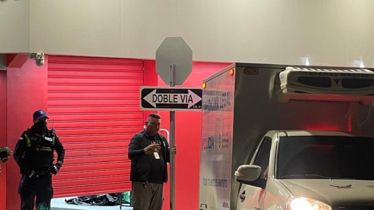 Christian Narváez Flores quedó junto a la puerta del negocio, en el interior del local.