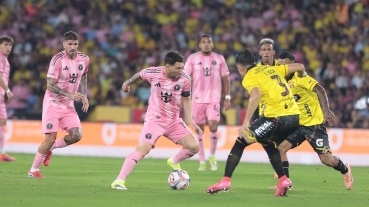 Lionel Messi dejó espectáculo y gol sobre la cancha del Monumental.