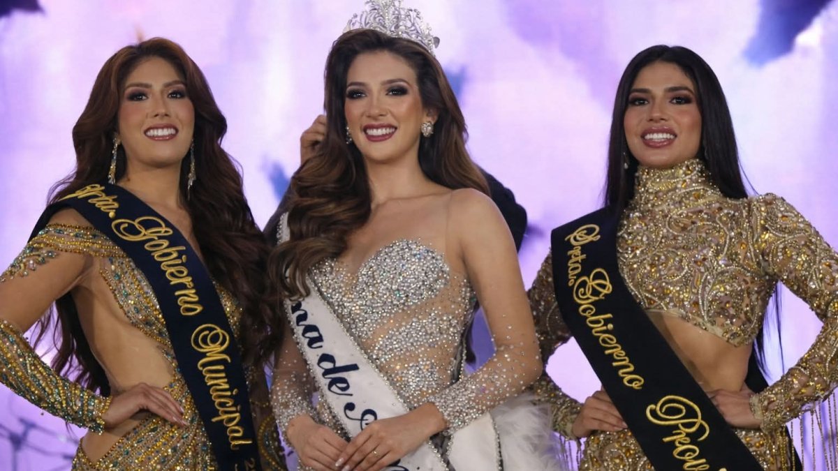 La soberana junto a su corte de honor: Domenick Carrasco y Amy Peña, elegidas en la edición 75 de la Fiesta de la Fruta y de las Flores.