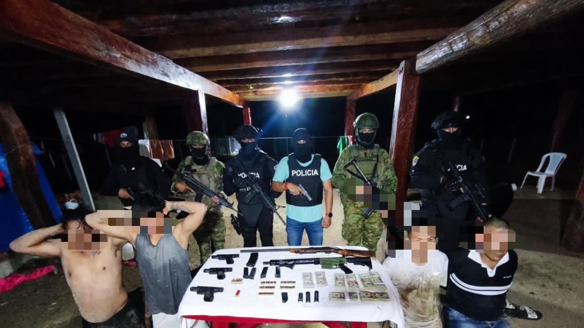 Cuatro hombres fueron aprehendidos en la zona rural de Chone con armas, municiones y una suma de dinero que superaba los 20 mil dólares