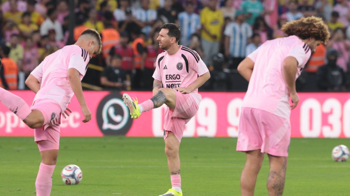 Lionel Messi realiza su calentamiento previo al partido entre Inter Miami y Barcelona SC.