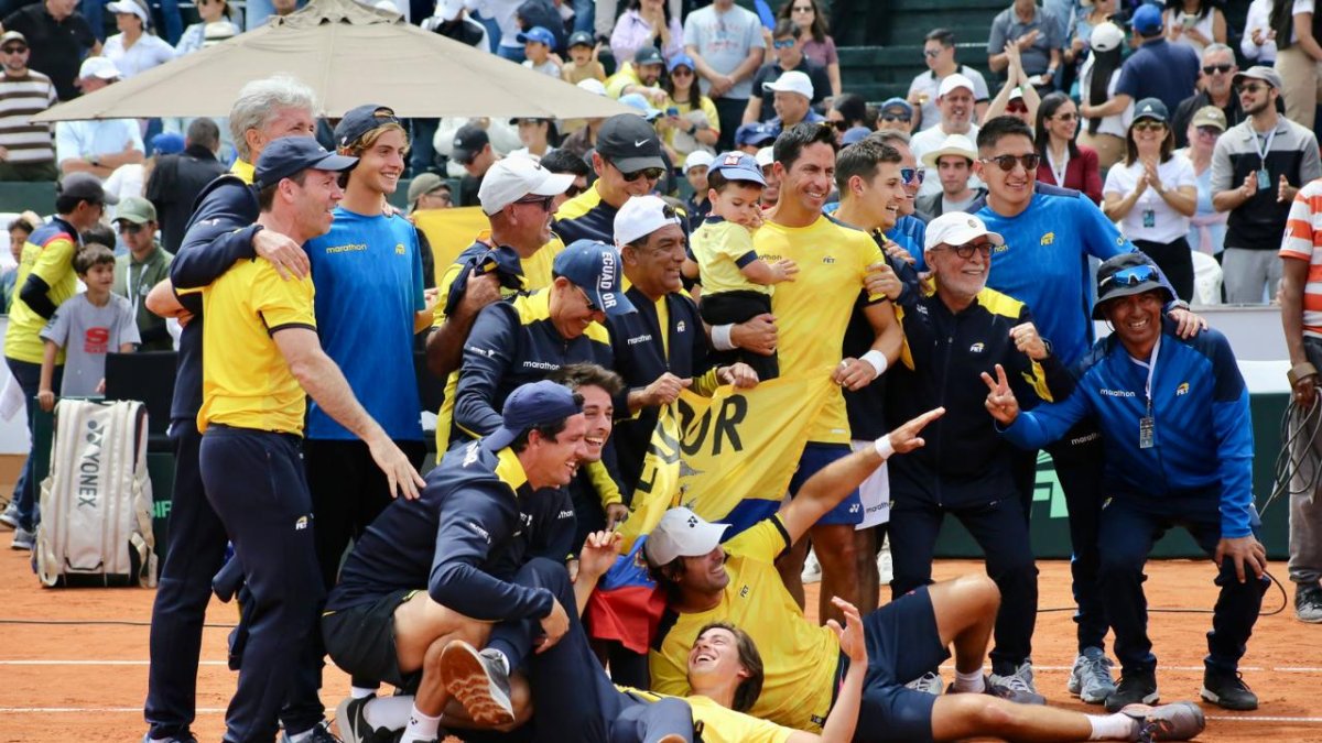 El equipo ecuatoriano de Copa Davis festeja el triunfo 3-0 sobre Australia.