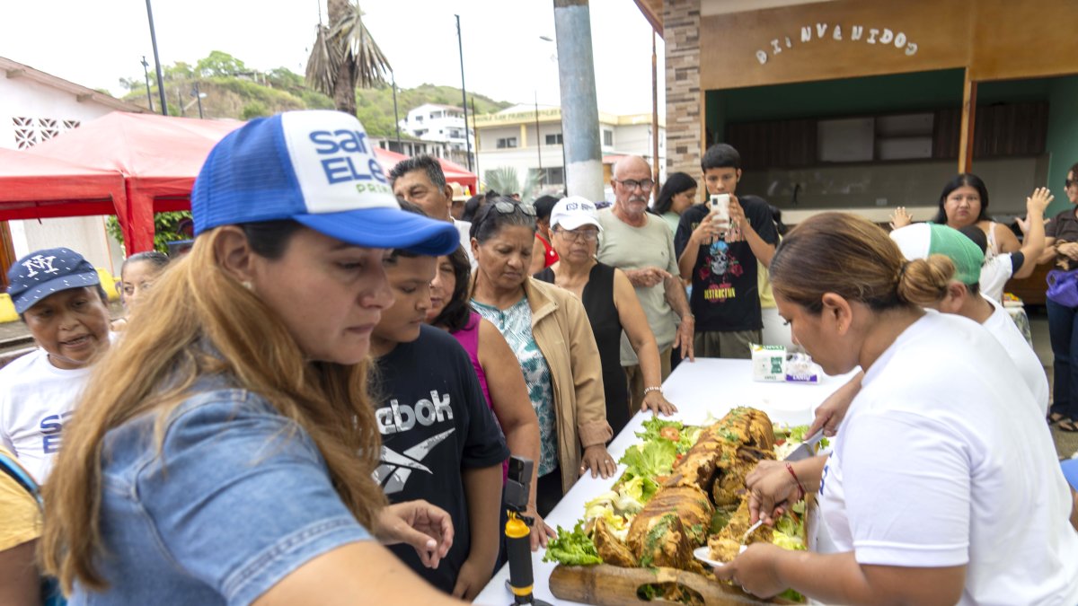 Los turistas hicieron filas para recibir una porción del corviche gigante en la comuna Las Núñez