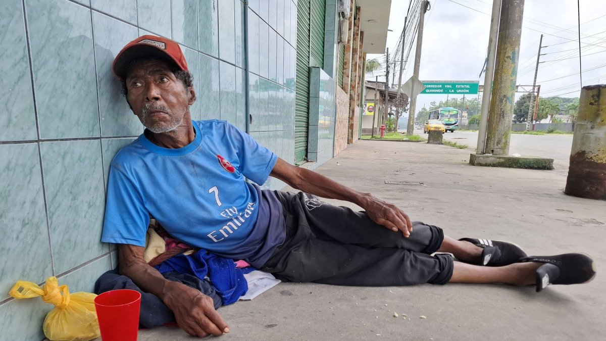 Don Luis Antonio Cedeño Gómez, adulto mayor desorientado, permanece desde hace días en la vereda de Quinindé, a la espera de ayuda institucional.
