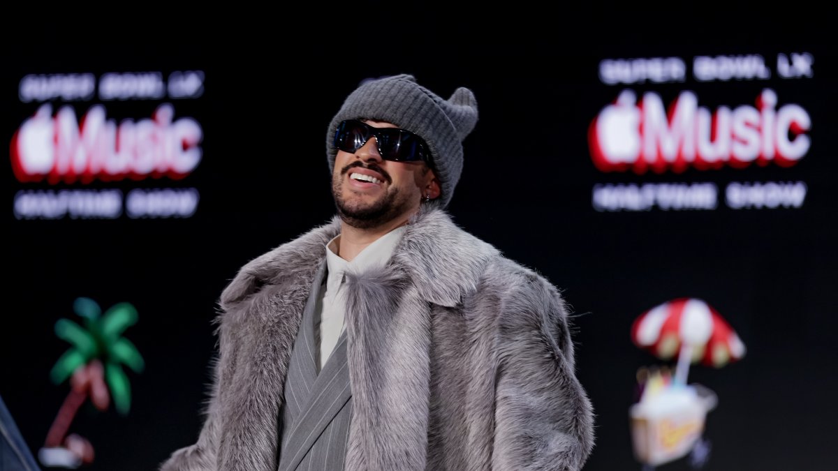 Bad Bunny lidera el show de medio tiempo del Super Bowl LX 2026: mira en vivo su presentación histórica.