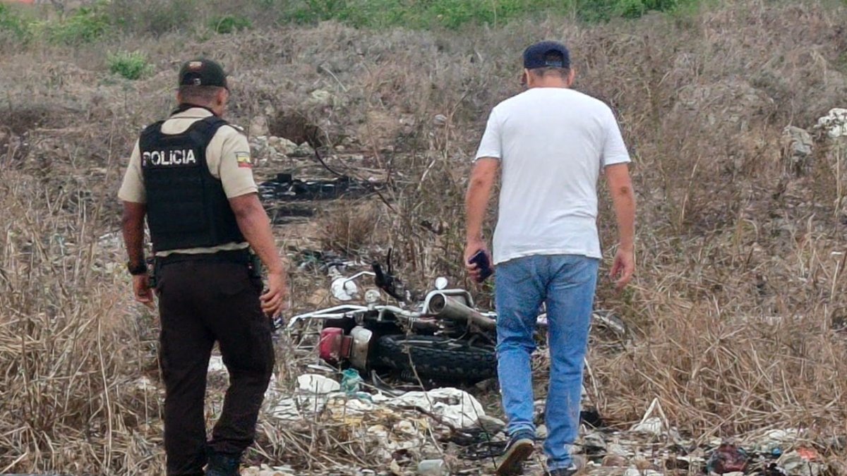 Los agentes descubrieron una moto abandonada cerca del sitio donde se encontró a un hombre muerto.
