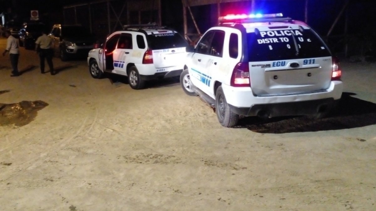 Patrulleros policiales se dirigieron hacia el centro del recinto Guachapelí.