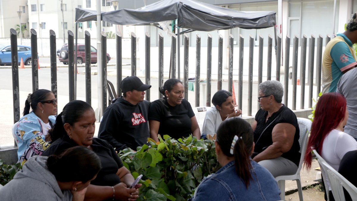 Familiares de las víctimas llegaron al lugar para iniciar los trámites y realizar el reconocimiento de los cuerpos.