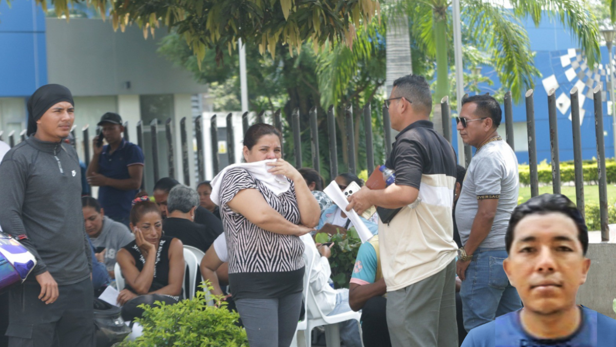 Familiares de Elio Maquilón acudieron al Laboratorio de Criminalística para retirar su cuerpo.