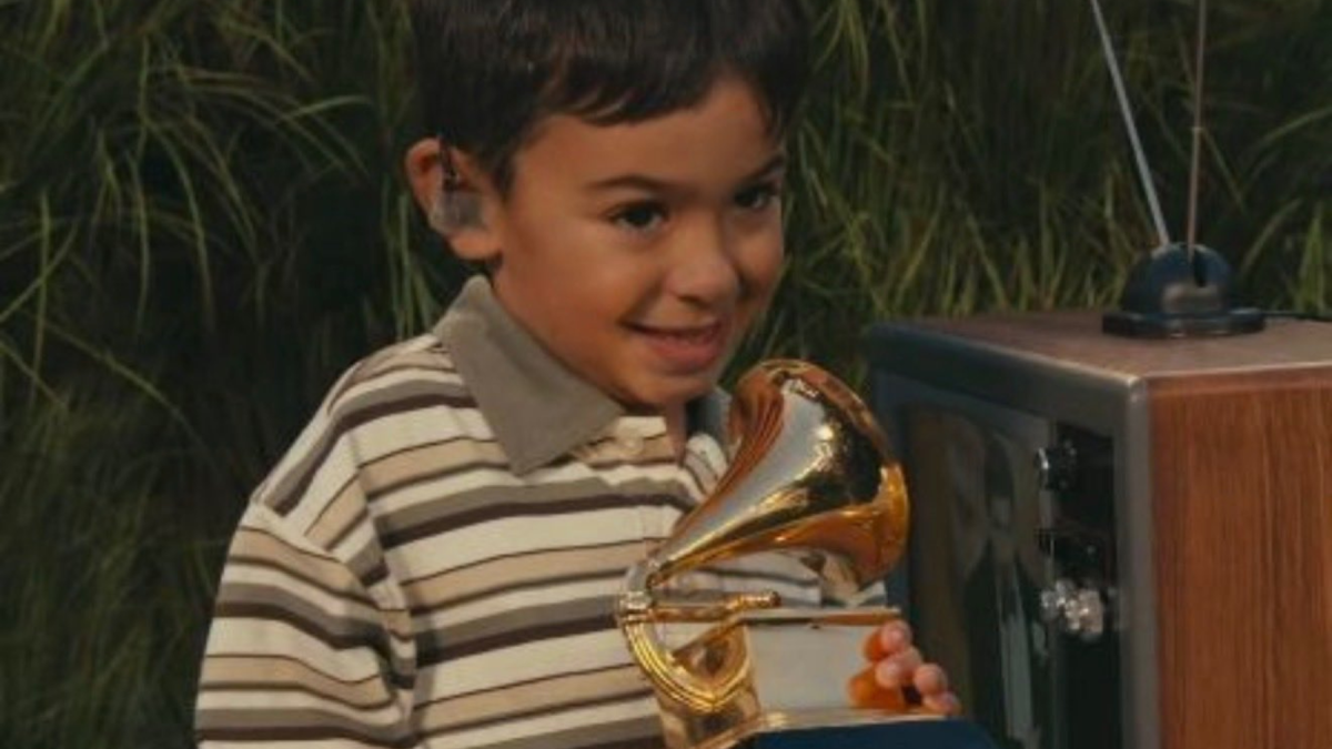 Confirman que el niño del Super Bowl no es Liam Conejo, sino el actor Lincoln Fox, quien vivió un momento inolvidable junto a Bad Bunny.