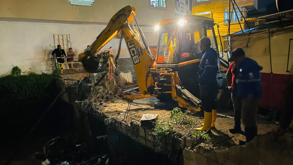 En el barrio María Auxiliadora se registró el colapso de una pared tras la intensa lluvia de la noche del domingo
