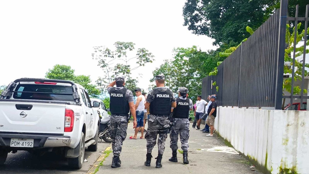 Familiares de las víctimas acudieron a la morgue de la ciudad para retirar los cuerpos.