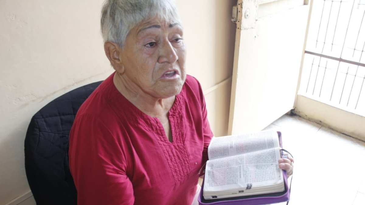 Anna Moya mientras sostiene su Biblia, la cual acostumbra a leer cada día.