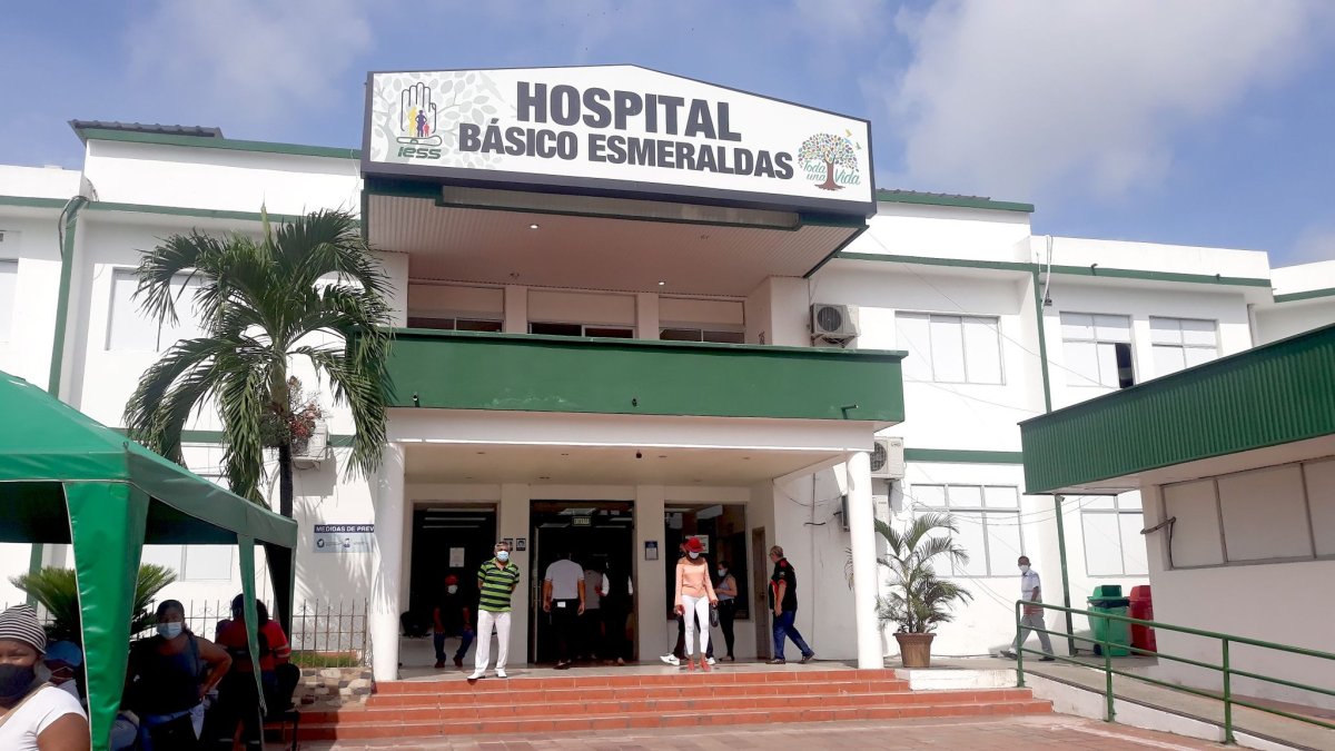 Fachada del Hospital Básico Esmeraldas del IESS, donde se registró el fallecimiento de una anestesióloga en circunstancias que son materia de investigación.