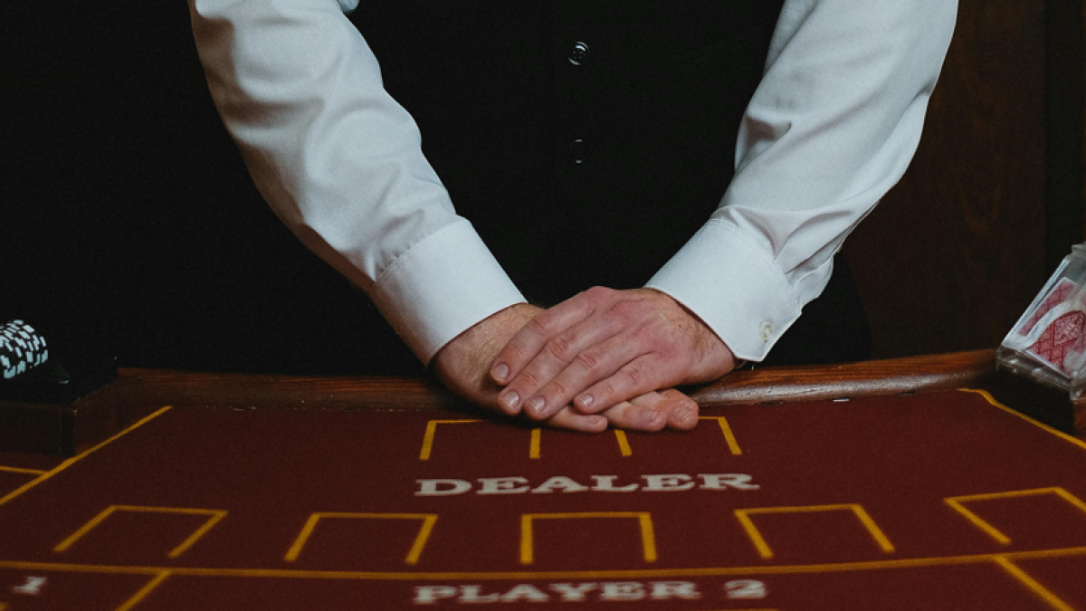 El trabajo de croupier exige concentración, formación técnica y manejo del trato con el público.