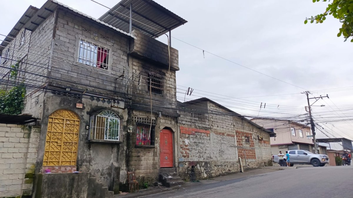 El fuego destruyó los enseres que se encontraban en la planta alta de la vivienda.