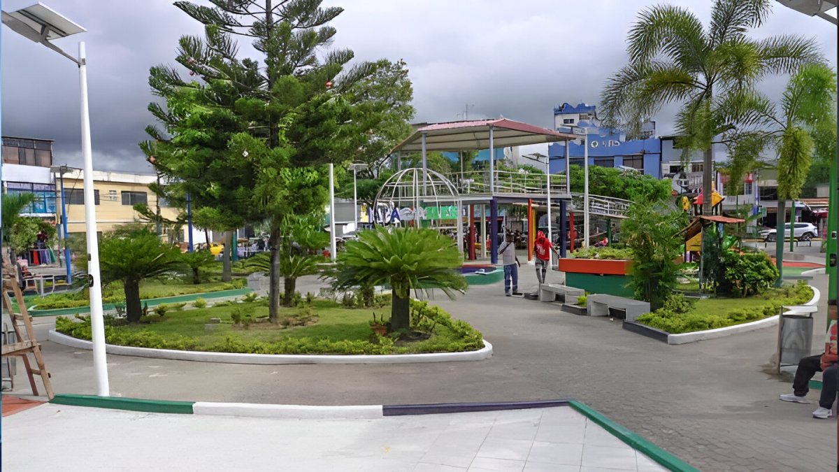 El Parque Central de Atacames, espacio de encuentro ciudadano y escenario del reciente operativo policial que generó alarma por un supuesto fusil, luego identificado como arma de juguete.