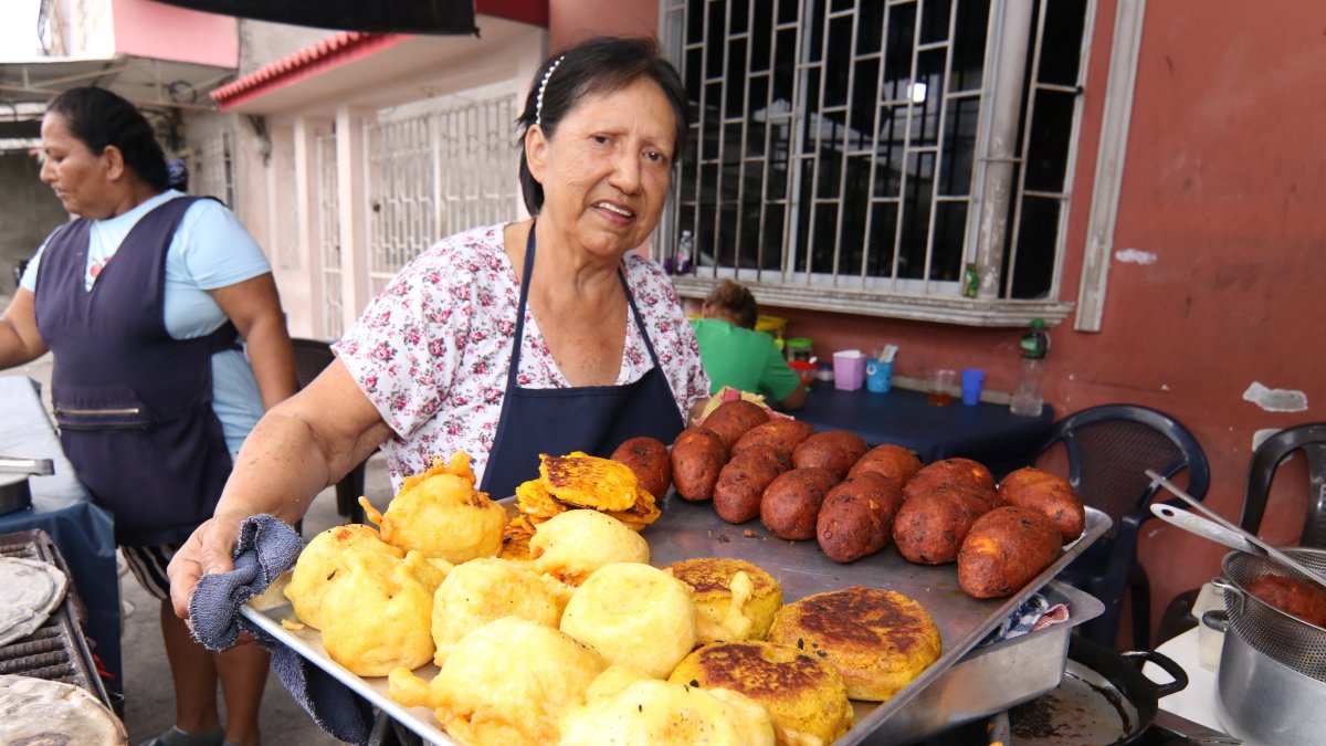 Lucía atiende siempre con una sonrisa. Es lo primero que sus clientes ven.