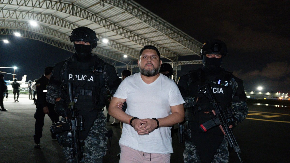 Leonardo Cortázar llegó esposado a Guayaquil la madrugada del 10 de febrero de 2026 tras ser extraditado desde Panamá.