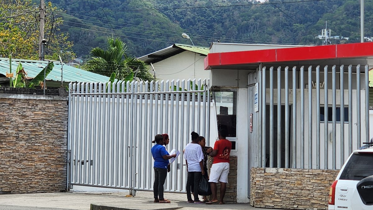 Familiares de las víctimas esperan en las afueras del Centro Forense de Esmeraldas, con documentos en mano, para retirar los cuerpos del triple crimen.