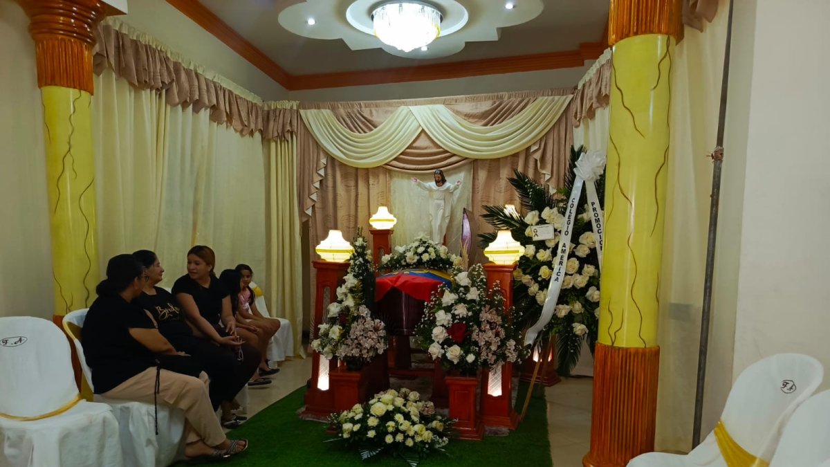 En el sector San Rafael, de Quevedo, se realizó el velorio del policía Cristhian Bravo Murillo.