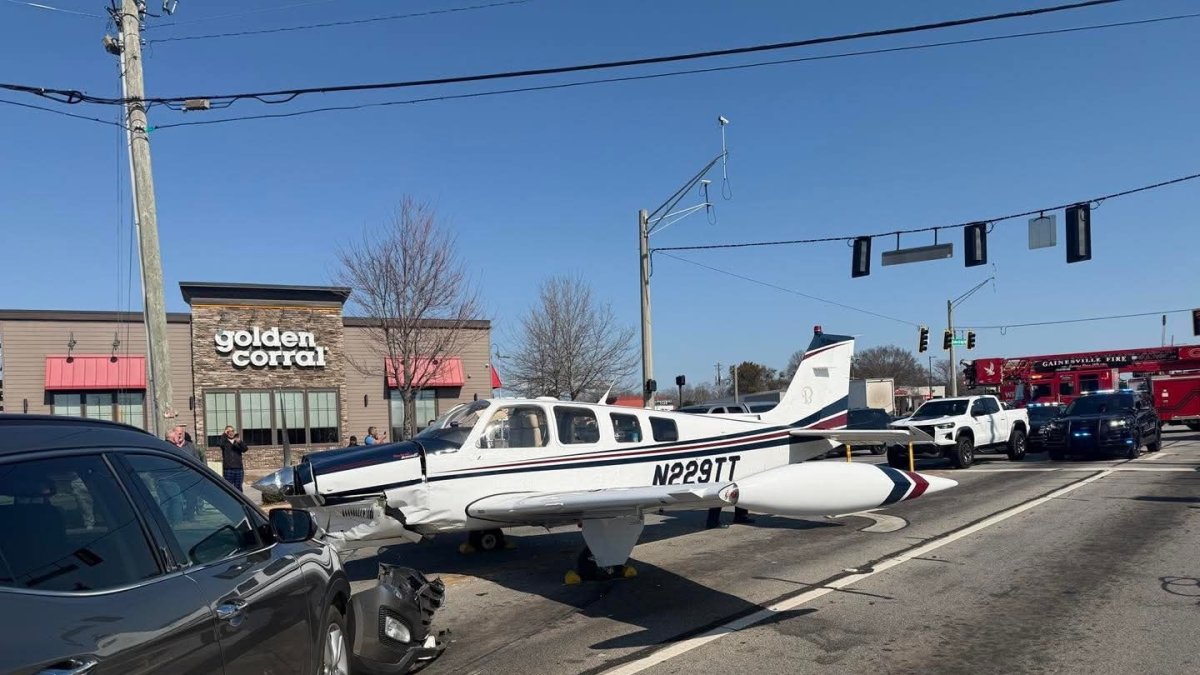 Una avioneta realizó un aterrizaje de emergencia en una carretera de Georgia y terminó impactando varios vehículos