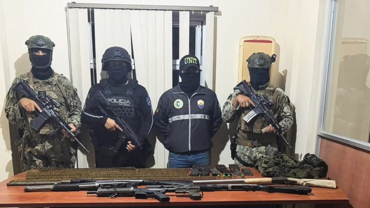 Arsenal de armas y municiones incautado en Playa de Oro.