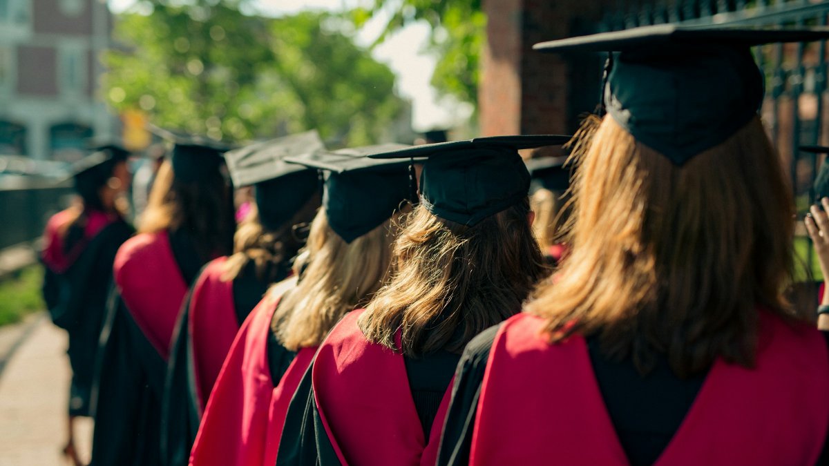 Estudiantes guayaquileños revisan información sobre becas municipales gratuitas para estudios de tercer nivel; postulaciones están abiertas hasta el 15 de febrero