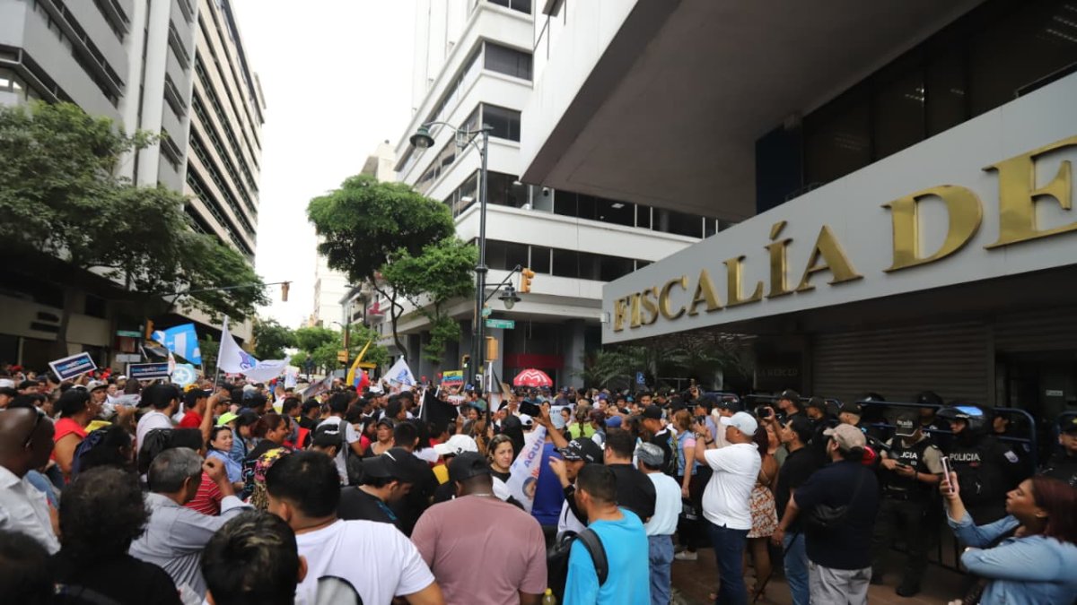 Simpatizantes de Aquiles Álvarez se concentraron en los exteriores del edificio La Merced, en el centro de Guayaquil.