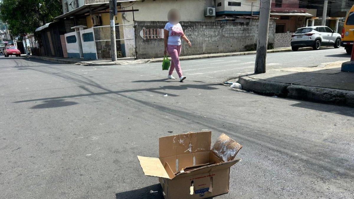 En la 37 y Maldonado, un hombre murió y tres personas resultaron heridas de balas. En el sitio, moradores colocaron una vela encendida en un cartón, en referencia a las víctimas.