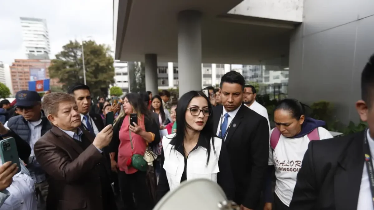 La asambleísta Viviana Veloz a su arribo al Complejo Judicial Norte, en Quito, donde se encuentra Aquiles Álvarez.