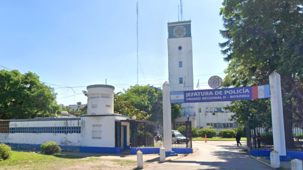 Protesta policial en Rosario: patrulleros, familias y tensión marcaron una noche de reclamos salariales en Argentina
