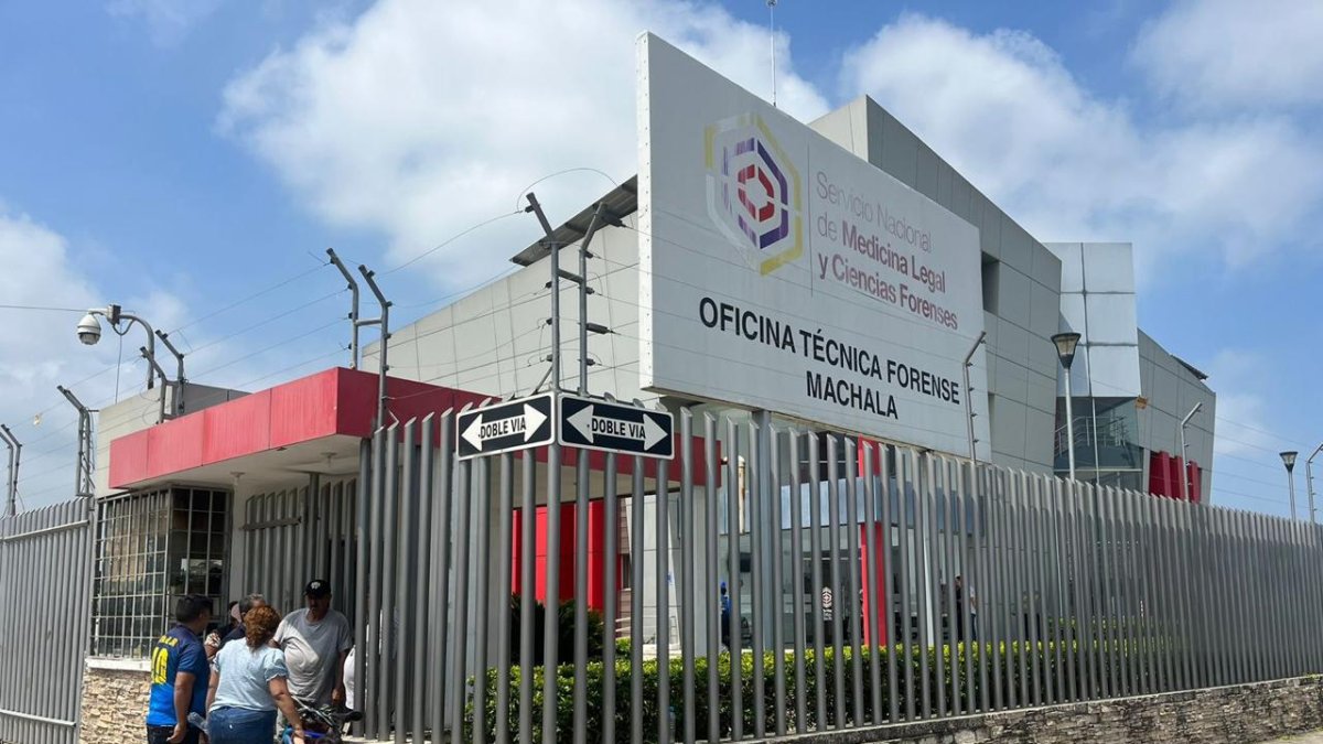 Al Centro Forense de Machala llegó el exalcalde de Huaquillas, Ronald Farfán, para identificar a su hijo.
