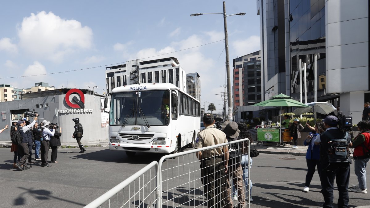 Los sospechosos fueron llevados vía aérea a Quito, desde Guayaquil, luego en bus al Complejo Judicial.