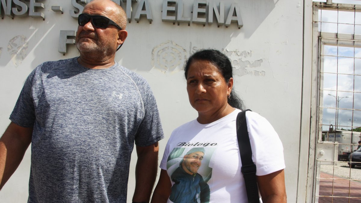 Los padres de Joshua Marcelo Cedeño León muestran la camiseta con la imagen de su hijo desaparecido en Santa Elena.