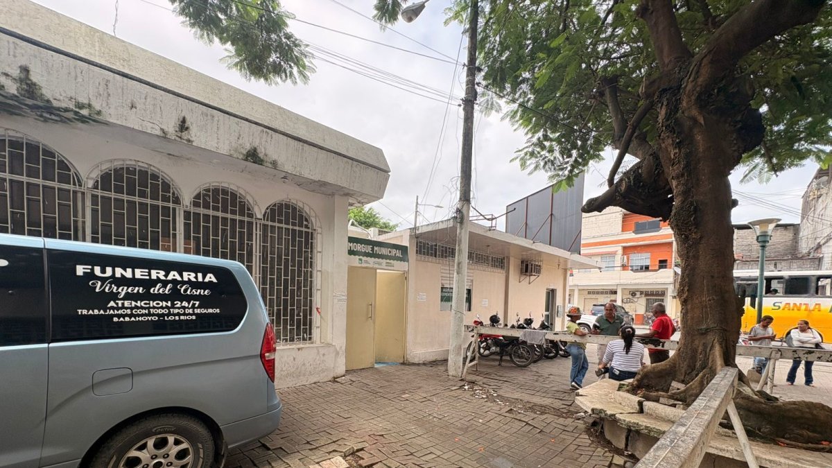 Criminalística levantó seis vainas calibre 3.80 en el sitio del crimen, mientras Dinased asumió las indagaciones.