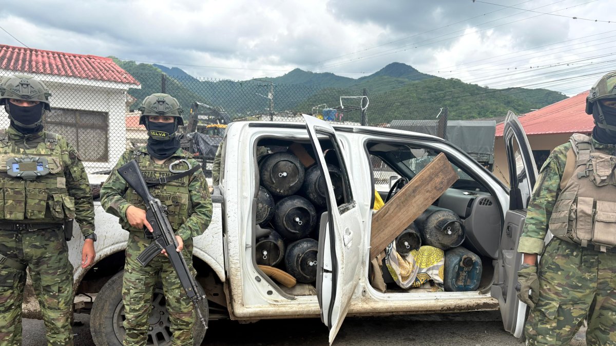 Vehículos, cilindros de gas y combustible fueron abandonados en un paso fronterizo clandestino del cantón Macará, en el límite con el vecino país del Perú.