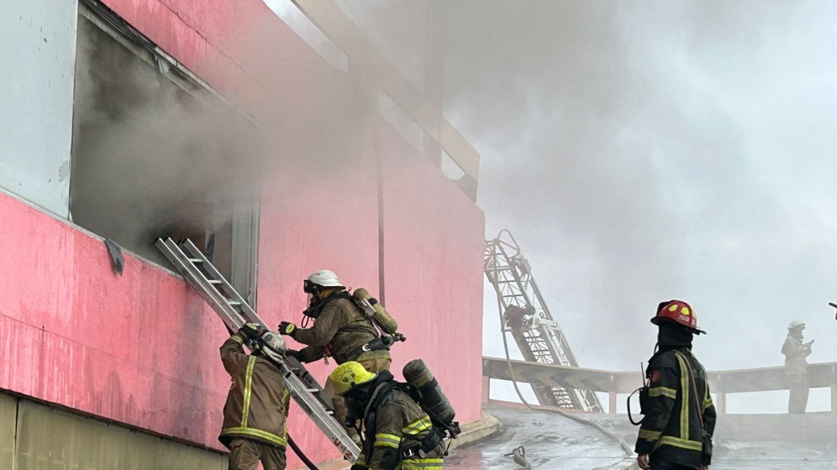 Personal bomberil permanece en la zona atendiendo la alerta.