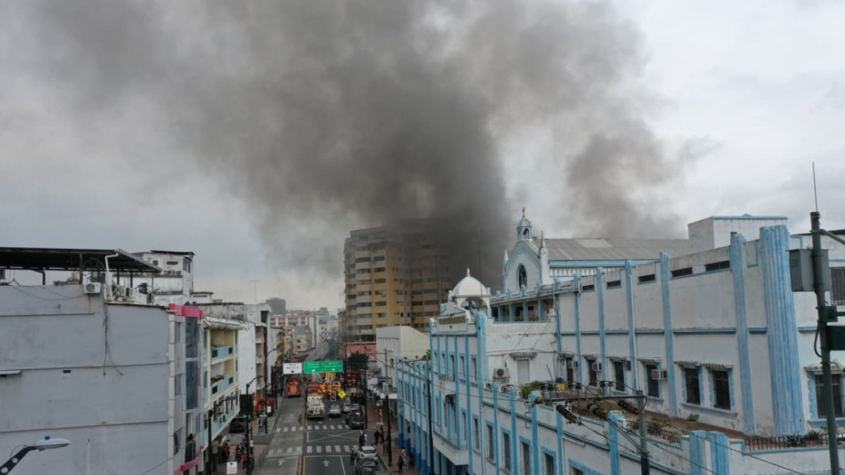 Incendio en el centro de Guayaquil dejó daños cuantiosos.
