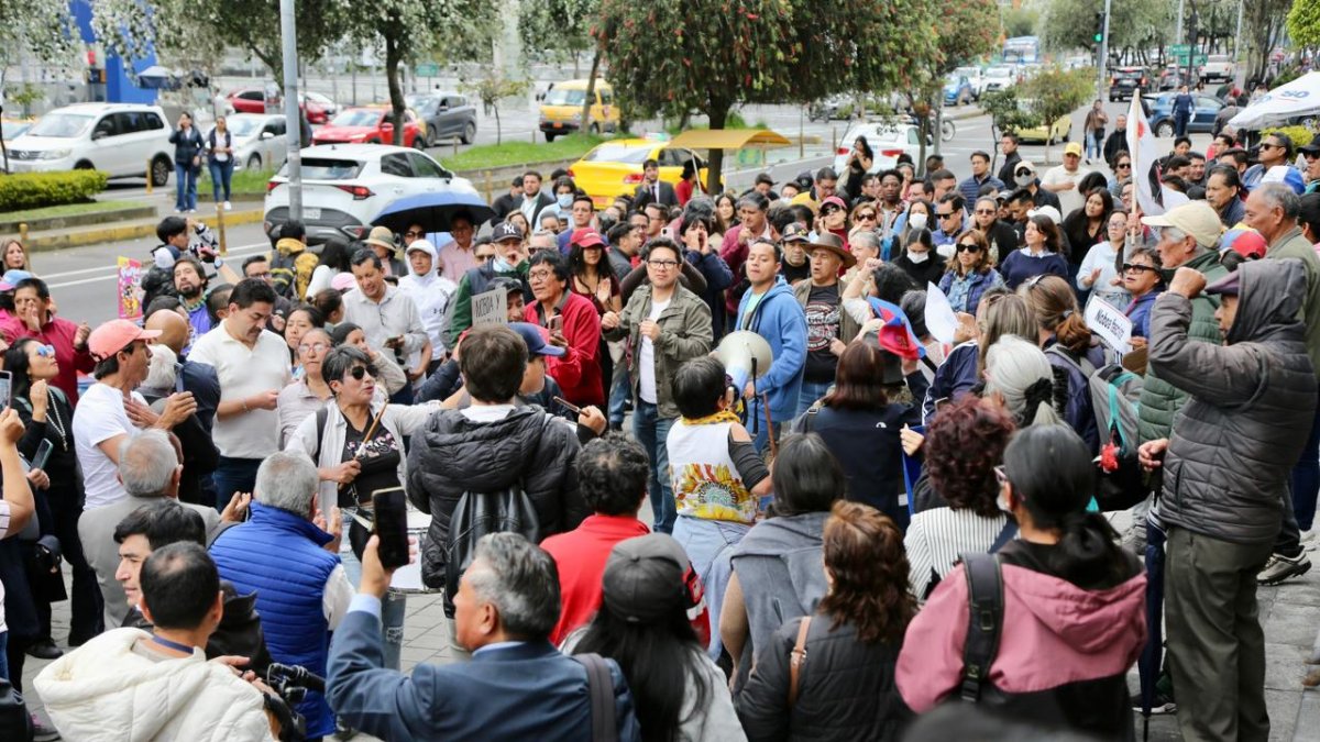Simpatizantes de Aquiles Álvarez se agolpan a las afueras del Complejo Judicial Norte, en Quito.