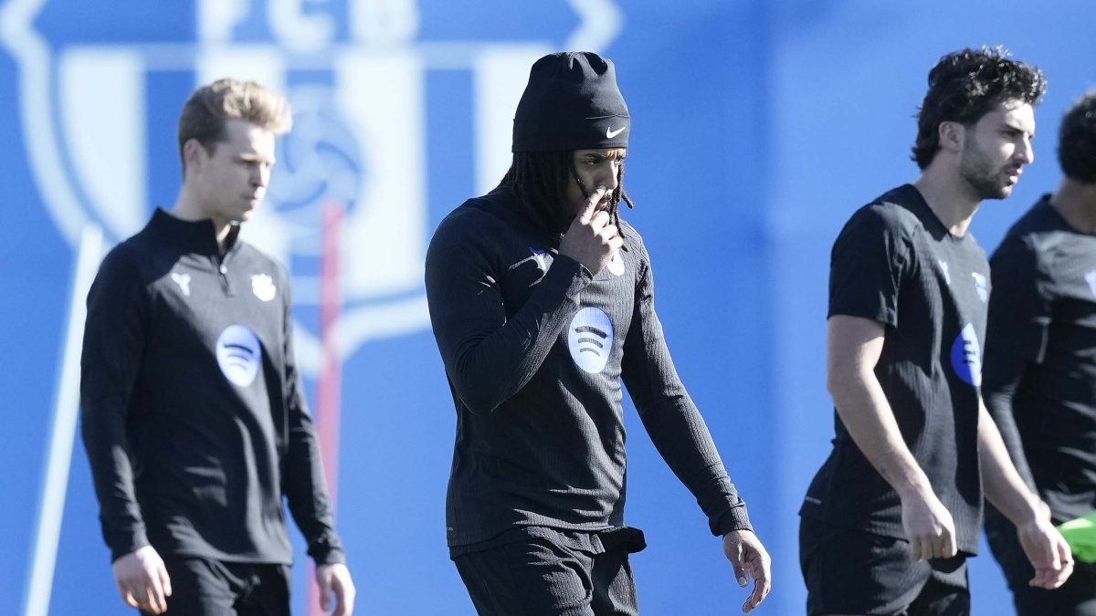Los jugadores del FC Barcelona Frenkie de Jong (i), Jules Koundé (c) y Ferran López (d) durante el entrenamiento.