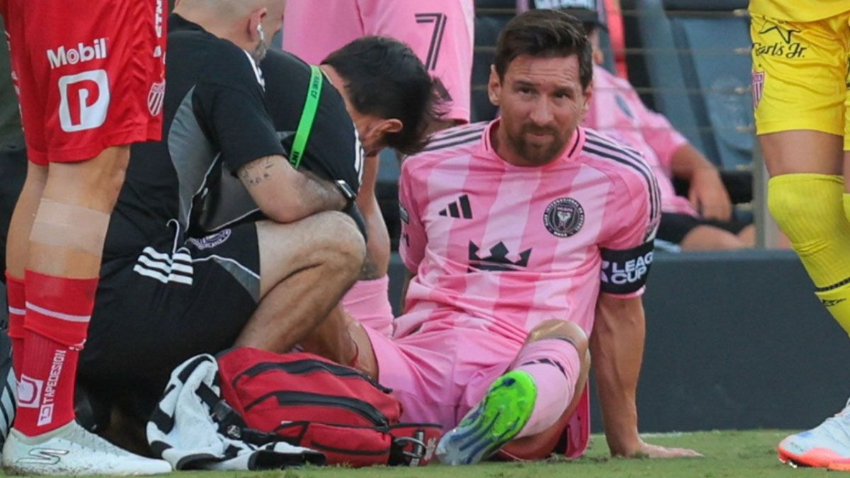 Lionel Messi sufrió una molestia muscular y se obliga la postergación del partido entre Inter e Independiente.