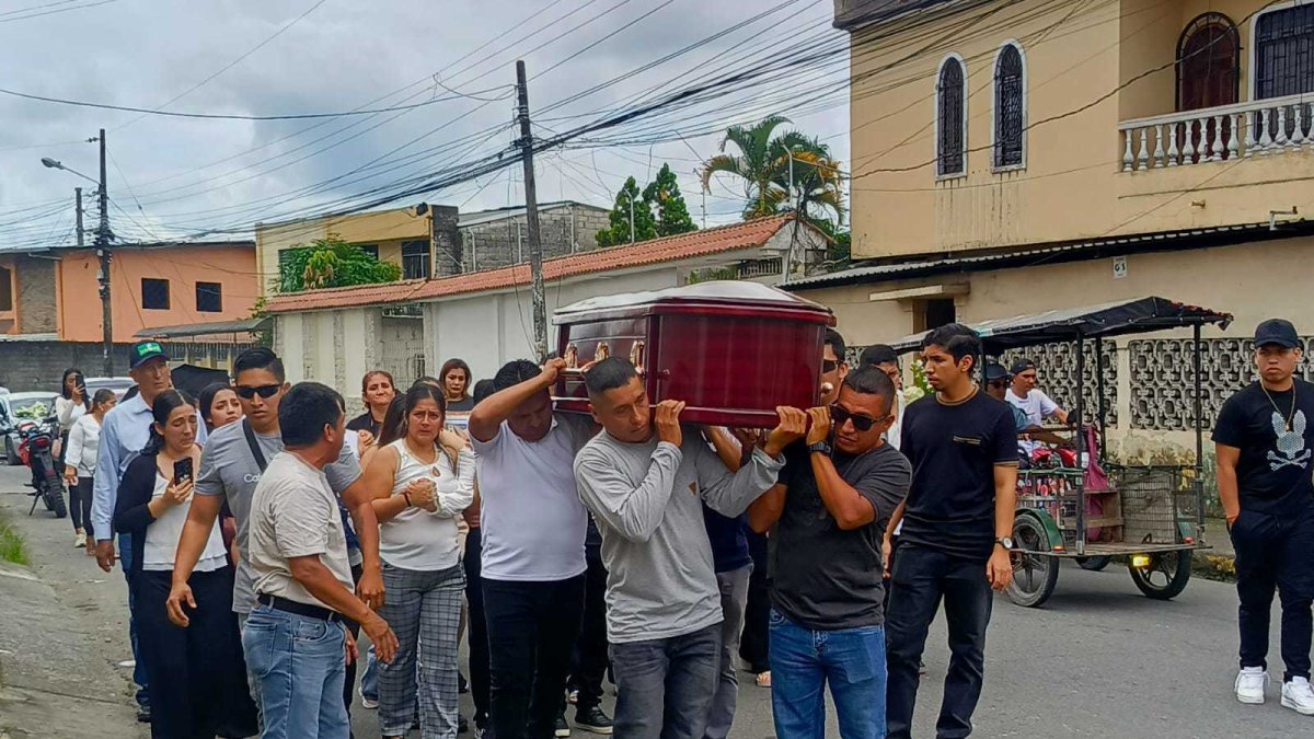 El policía Cristhian Bravo fue sepultado la tarde del martes 10 de febrero.