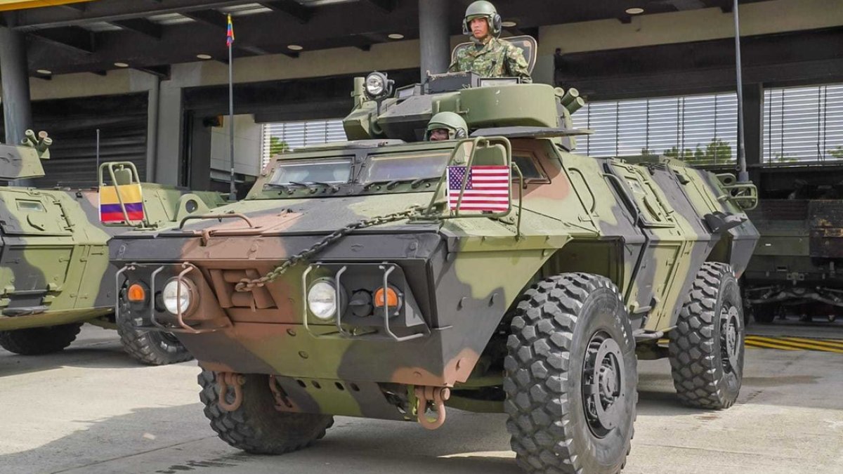 La entrega de los blindados M1117 se realizó en la Base Militar de Tolemaida con autoridades de ambos países