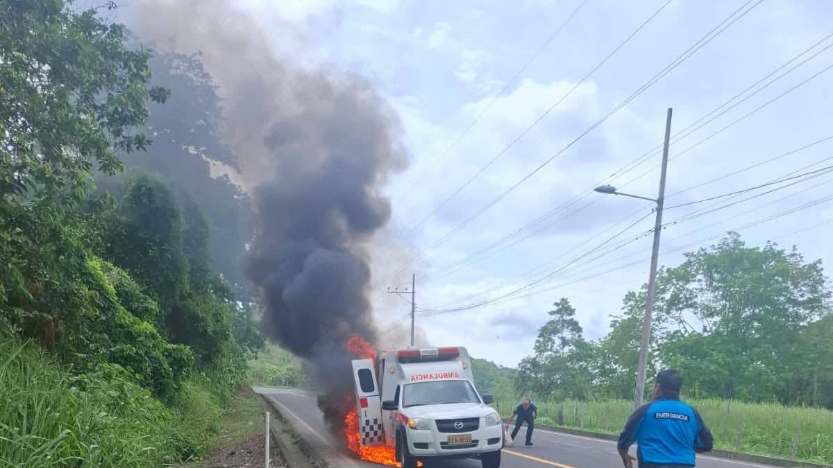 Una ambulancia del Distrito de Salud de Eloy Alfaro fue consumida por las llamas en la vía Borbón–Esmeraldas, tras un desperfecto mecánico; no hubo heridos.