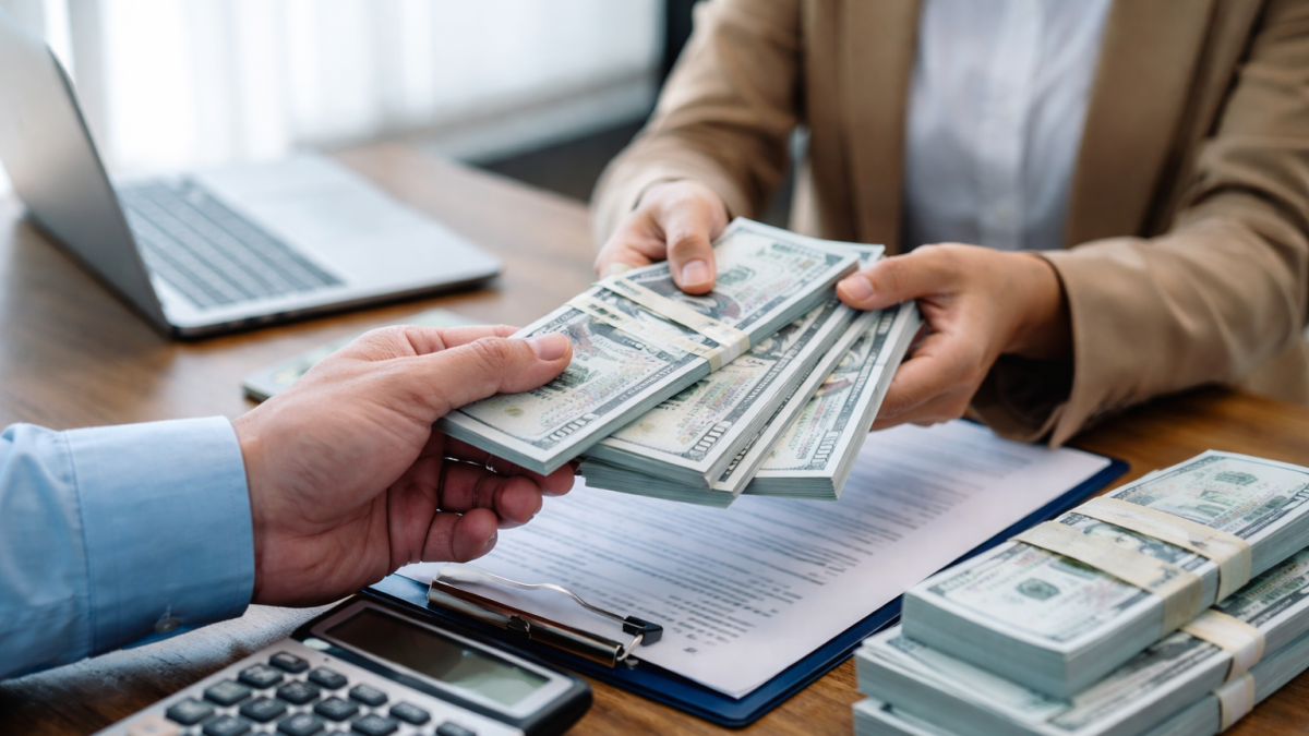 Recreación de una transacción en efectivo entre particulares.