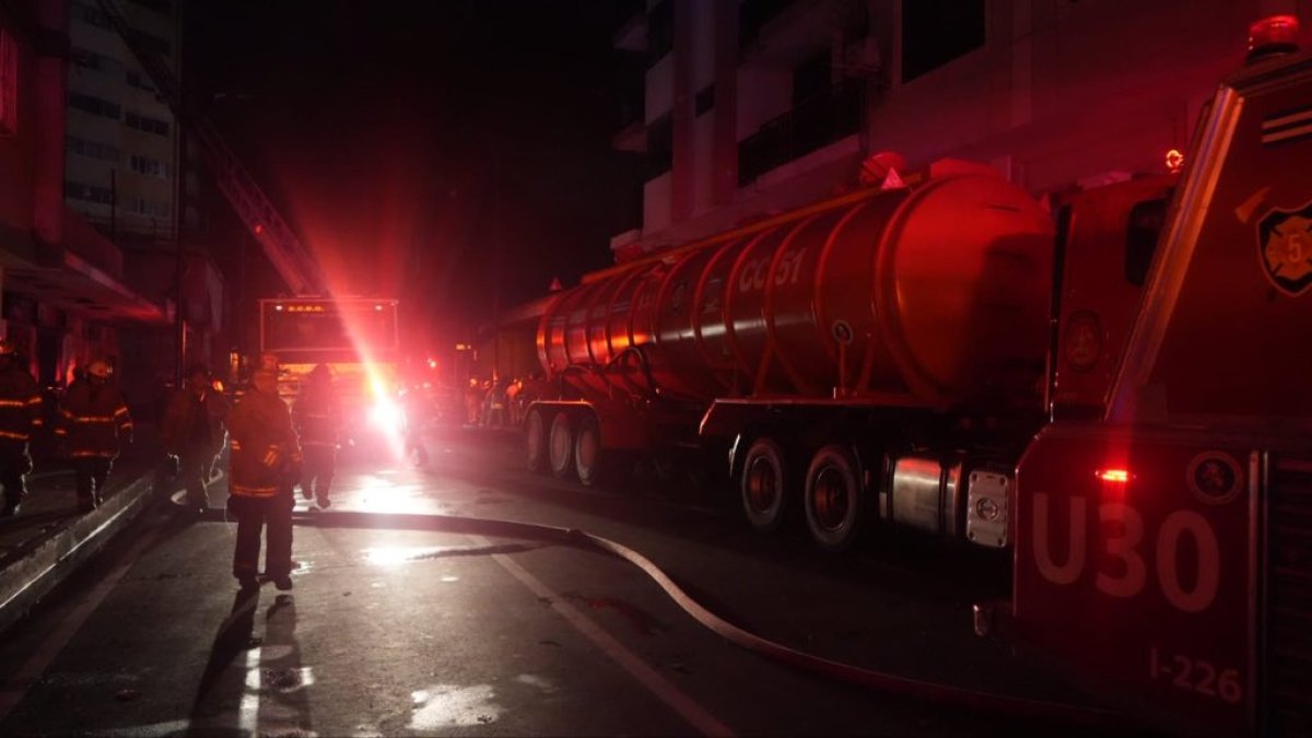 Bomberos combaten las llamas en el edificio Multicomercio.