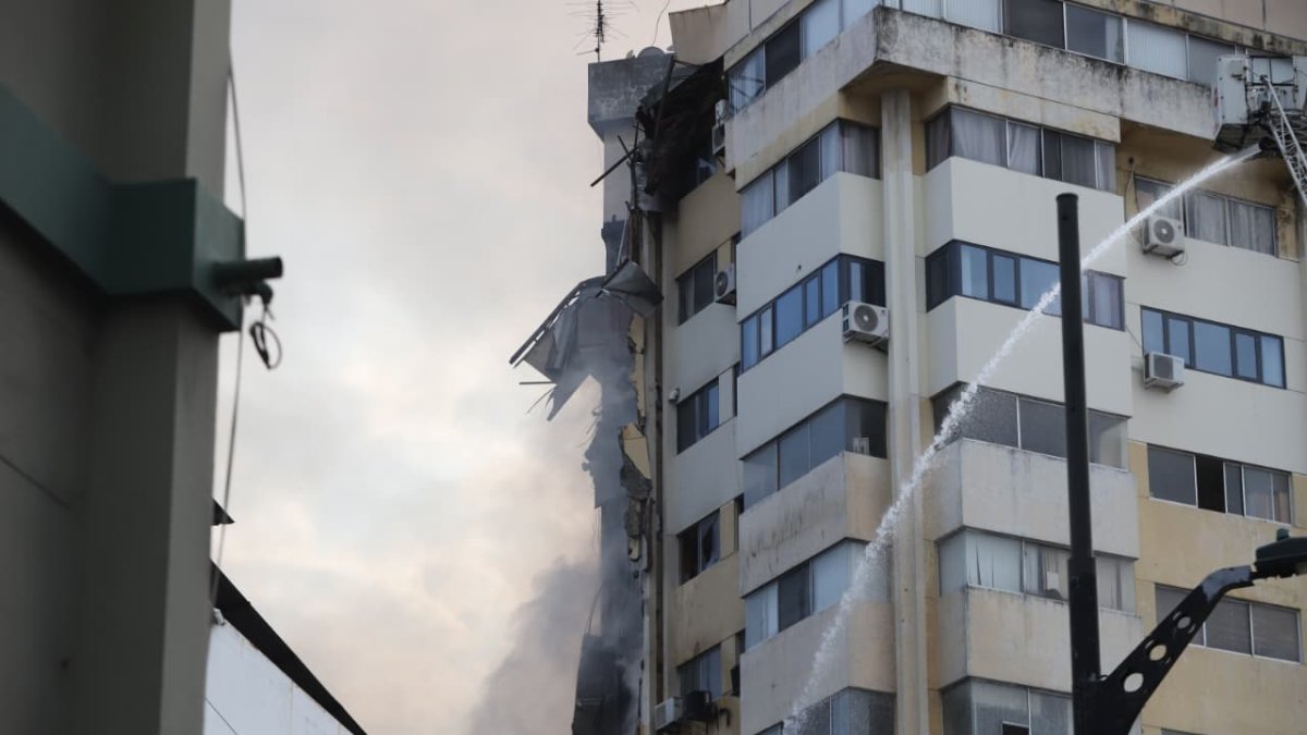 En el lugar continúan las acciones bomberiles, luego de un colapso parcial en el edificio.