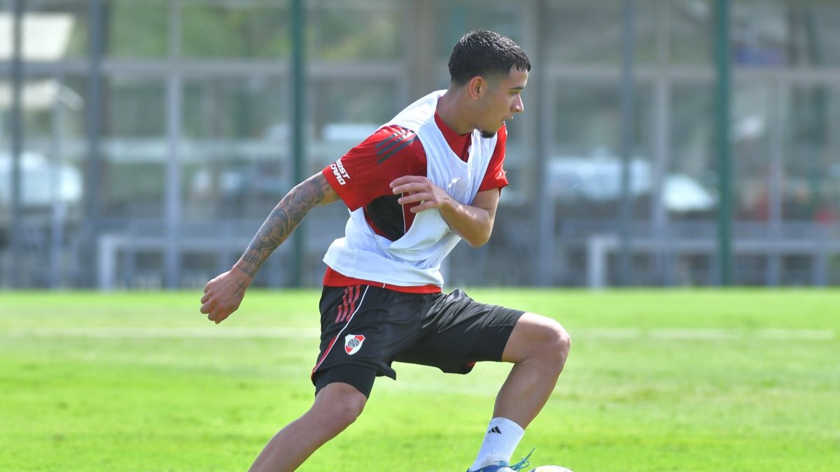 Kendry Páez en entrenamiento de River Plate.